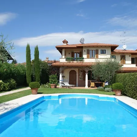 Ferienhaus Spacious Holiday Home In Moniga Del Garda With Private Pool